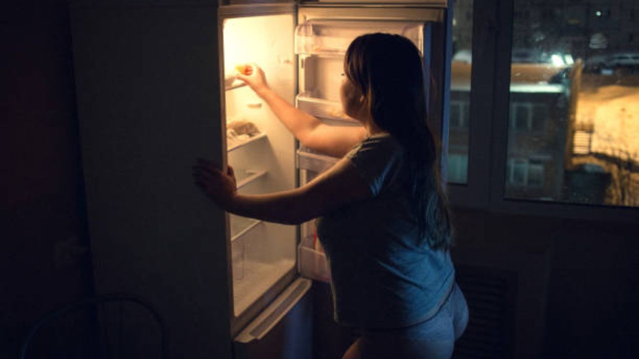 रात्री खूप जास्त उशिरा जेवल्यामुळे एसिडीटी, छातीत जळजळ, पोट जड होणे आणि गॅस इत्यादी अनेक समस्या उद्भवतात. त्यामुळे उशिरा जेवण्याच्या सवयींमध्ये बदल करावा. 