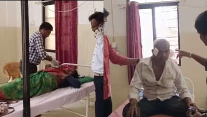 Accident News: सातारा-लातूर महामार्ग की ‘मृत्युमार्ग’? माण तालुक्यातील पळशी फाट्यावर भीषण अपघात; पती-पत्नी गंभीर जखमी