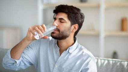 जेवताना कधी आणि किती प्रमाणात पाण्याचे सेवन करावे? जाणून घ्या किती पाणी प्यायल्यामुळे पचनक्रिया राहील मजबूत