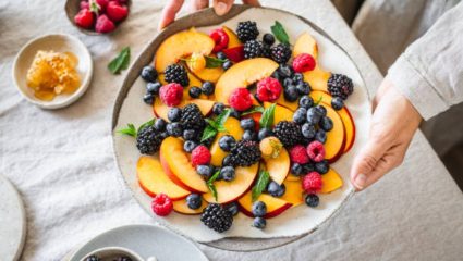 उन्हाळ्यात दैनंदिन आहारात कोणत्या फळांचे सेवन करावे? जाणून घ्या फळे खाण्याची योग्य वेळ आणि प्रमाण