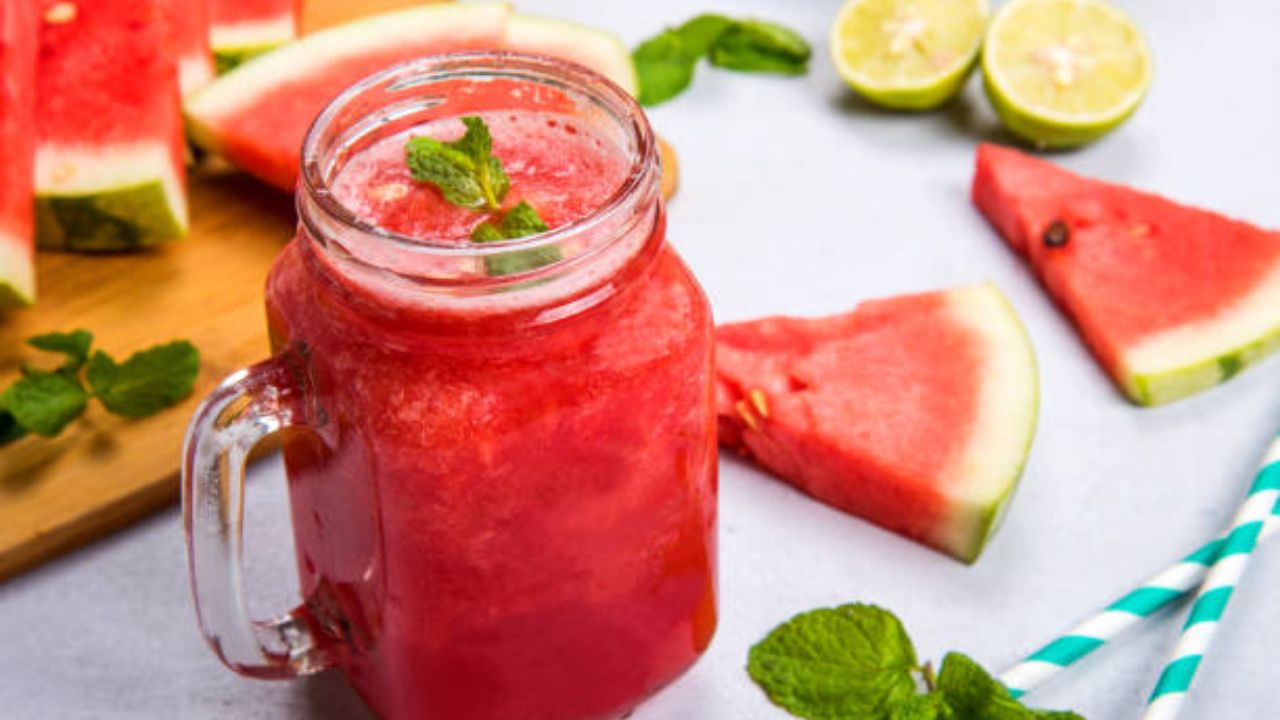 लहान मुलांपासून ते अगदी मोठ्यांपर्यंत सगळ्यांचं कलिंगड खायला खूप जास्त आवडते. पण कलिंगडाचा रस बनवल्यानंतर तो लगेच प्यावा. जास्त वेळ तसाच ठेवू नये. 