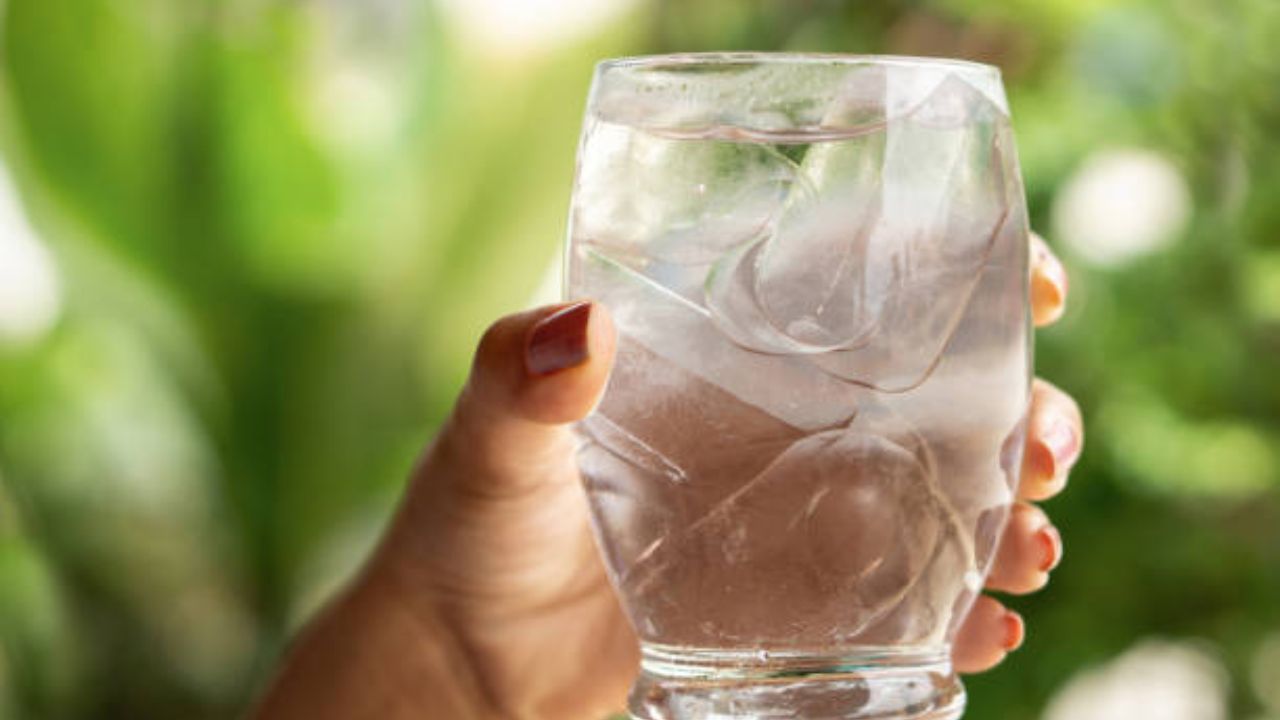 जेवणताना थंड पाण्याचे सेवन केल्यास खाल्लेले अन्नपदार्थ व्यवस्थित पचन होत नाही आणि शरीराची पचनक्रिया मंदावते. त्यामुळे जेवणानंतर किंवा जेवताना साधे पाणी प्यावे.