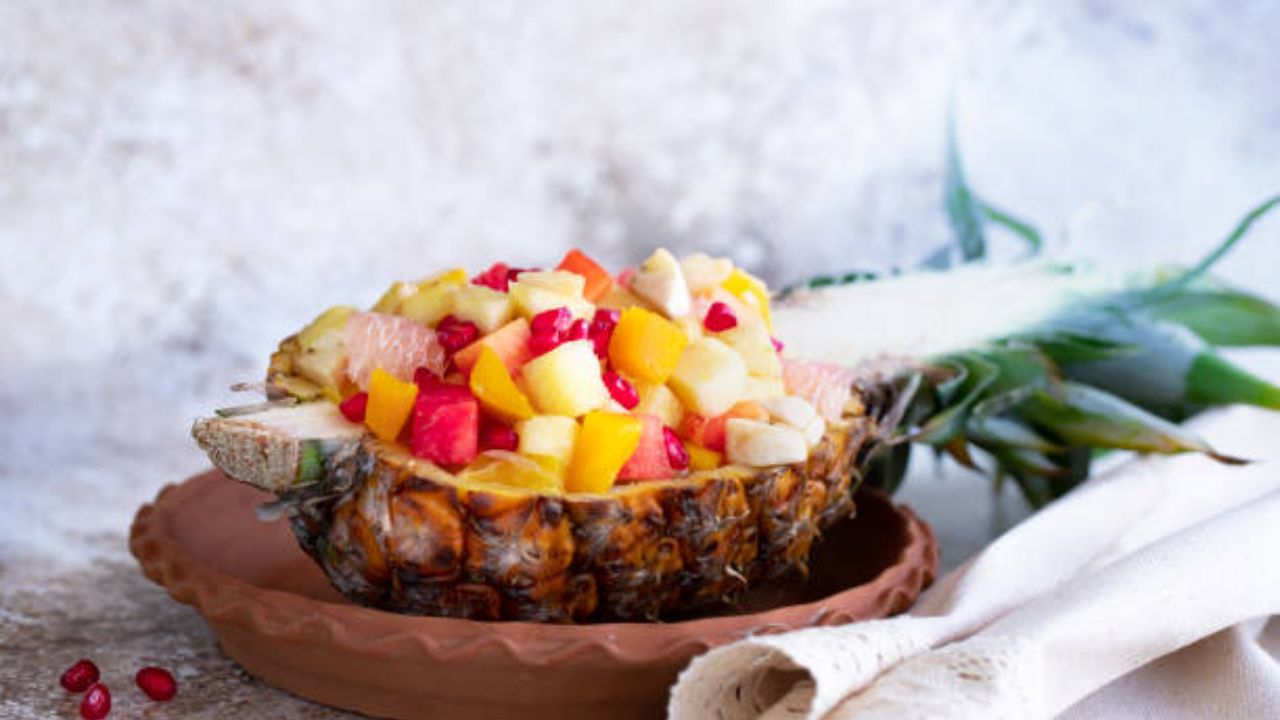 उन्हाळा ऋतूला सुरुवात झाल्यानंतर बाजारात विविध रंगांची फळे उपलब्ध होतात. त्यात अतिशय आवडीने अननस आणि कलिंगड खाल्ले जाते. या दोन्ही फळांमध्ये भरपूर पाणी असते. याशिवाय वेगवेगळे विटामिन फळांमध्ये आढळून येतात.