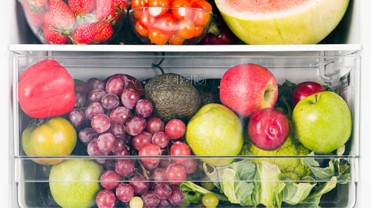 फ्रिजमध्ये चुकूनही ठेवू नका ‘ही’ फळे, ताजी टवटवीत राहण्याऐवजी लवकर होऊन जातील खराब