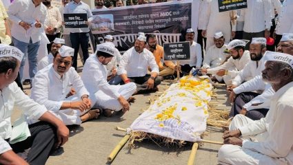 MIDC कंपन्यासाठी पारंपारिक स्मशानभूमी जमीनदोस्त! ग्रामस्थांनी काढली प्रतिकात्मक अंत्ययात्रा