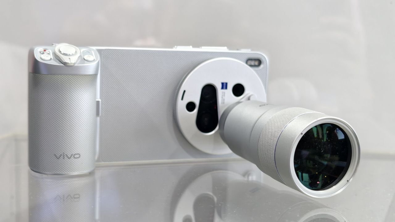 फोटोग्राफीची मजा होणार दुप्पट! तब्बल 200MP कॅमेऱ्यासह Vivo X300 Ultra ची एंट्री, किंमत आणि फीचर्स जाणून घ्या