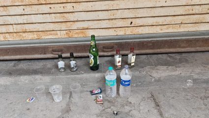 Wai News : वाई शहरात दारुड्यांची हुल्लडबाजी! यशवंतराव चव्हाण शॉपिंग सेंटरला बनवले दारुचा अड्डा