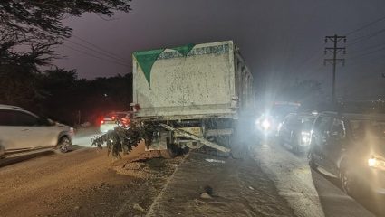 पुणे-नाशिक महामार्गावर भीषण अपघात; कंटेनर-डंपरमध्ये जोरदार धडक, वाहतूक ठप्प