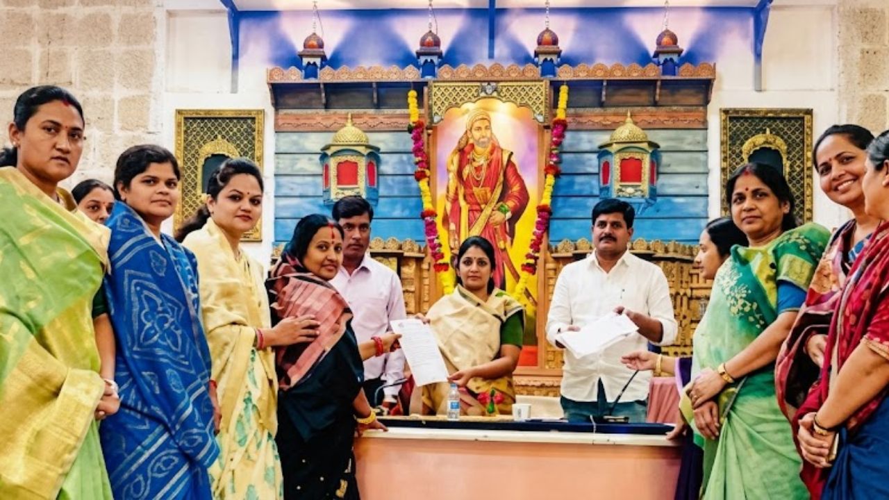 Ahilyanagar News: सत्ताधारीच म्हणतात माळीवाडा वेस पाडा! 57 नगरसेवकांच्या सह्या असलेले निवेदन महापौरांना सादर