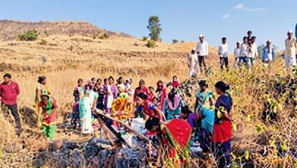 Ahilyanagar News: आदिवासींच्या डोक्यावरील हंडा उतरेना! पाण्यासाठी वणवण; प्रश्नासन तरी सुद्धा गप्प