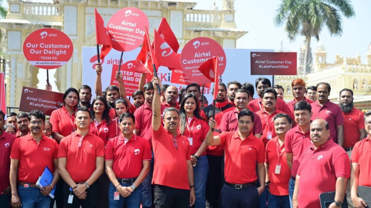 ग्राहक दिन 2026 निमित्त सुमारे 20,000 कर्मचारी मैदानात उतरले. त्यांनी कार्यालयाबाहेर जाऊन ग्राहकांशी थेट संवाद साधला आणि त्यांच्या समस्या जाणून घेतल्या. यावेळी कर्मचाऱ्यांनी घरांना आणि दुकानांना भेटी दिल्या. 
