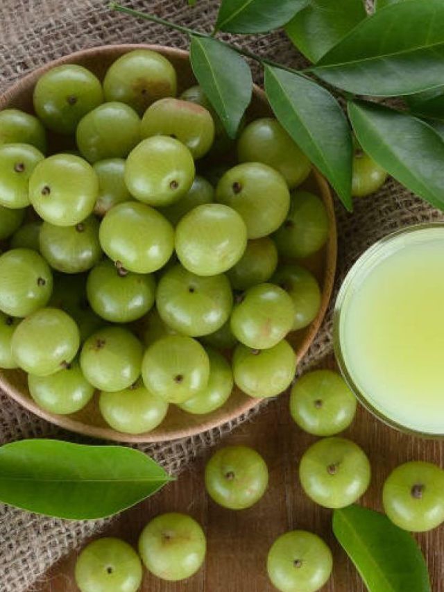 दररोज 'हे' एक फळ खा; केसांच्या समस्या चुटकीसरशी होतील गायब