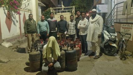 गॅस सिलिंडरच्या काळ्याबाजाराचा पर्दाफाश; बीडमध्ये तब्बल 73 हजारांच्या टाक्या पकडल्या