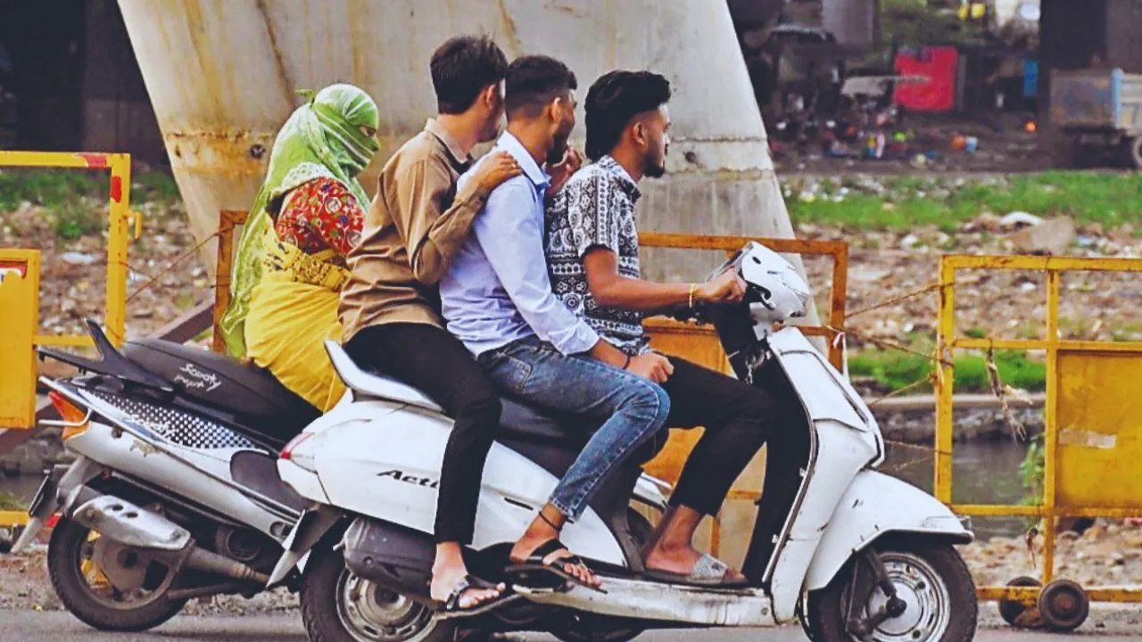 ट्रिपल सीट प्रवास करणाऱ्यांना दणका; 1241 जणांकडून 12 लाख 41 हजार रूपयांचा दंड वसूल