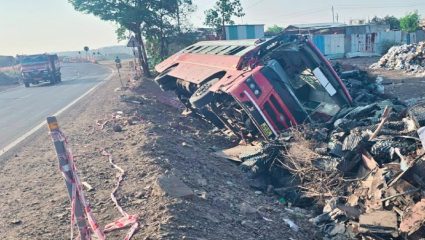 पुणे–सोलापूर राष्ट्रीय महामार्गावर भीषण अपघात; 44 प्रवाशांनी भरलेली बस पलटी