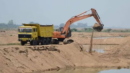 Solapur Crime : वाळूमाफियांना अभय कोणाचं ? बेकायदा वाळू तस्करांनी पोखरलं चंद्रभागेचं नदीपात्र,पोलीस यंत्रणा मूग गिळून गप्प