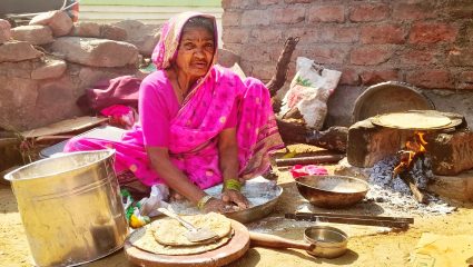 शहरात रांगा, ग्रामीण भागात चुलींचा आधार; पारंपरिक स्वयंपाकाला प्राधान्य