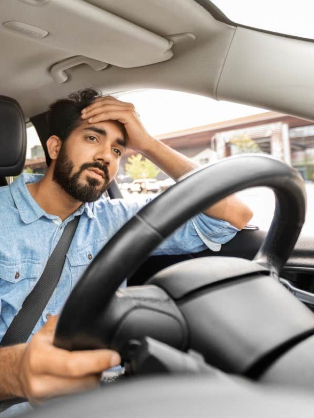 ड्रायव्हिंग करतेवेळी 'या' चुका पडतील महागात