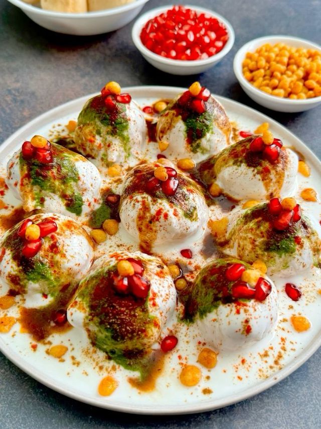 7 सोप्या स्टेप्समध्ये घरीच तयार करा परफेक्ट दही वडा