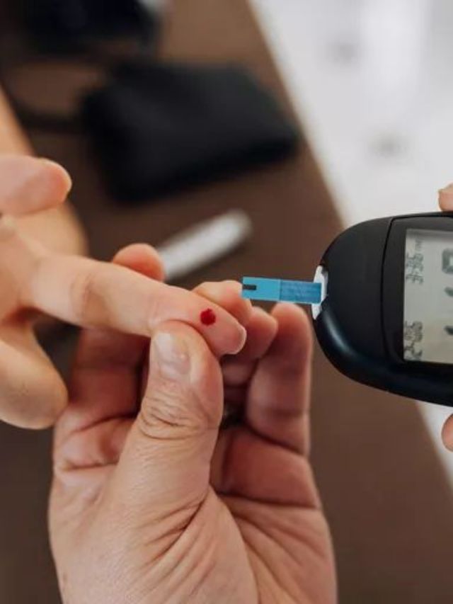 चुकीच्या आहार सवयींमुळे साखर नियंत्रणाबाहेर; काय कराल उपाय?