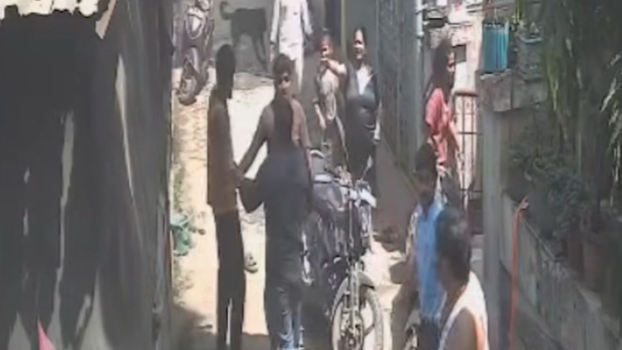Dombivali News :  साफसफाईवरून झाला वाद शेजाऱ्याच्या अंगावर सोडला कुत्रा,डोंबिवलीच्या लोढा हेवन सोसायटीत जोरदार राडा
