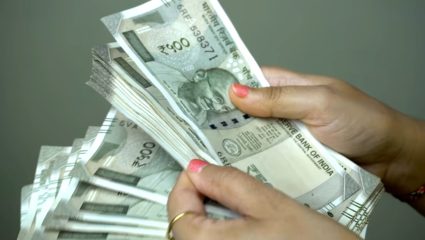 मोफत योजना अन् सरकारी कर्मचाऱ्यांचे वेतन ठरलं सरकारला डोईजड? कोट्यवधींचा खर्चामुळे बिघडली अर्थिक घडी