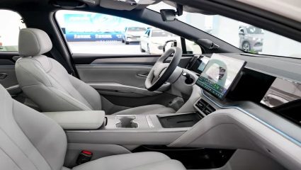 पेट्रोल तुटवड्यात EVचा धमाका! 605 किमी रेंज, 7 एअरबॅग्ज आणि 9 मिनिटांत चार्ज होणारी नवी इलेक्ट्रिक कार लॉन्च