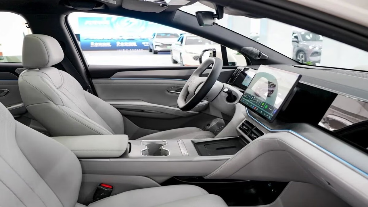 पेट्रोल तुटवड्यात EVचा धमाका! 605 किमी रेंज, 7 एअरबॅग्ज आणि 9 मिनिटांत चार्ज होणारी नवी इलेक्ट्रिक कार लॉन्च