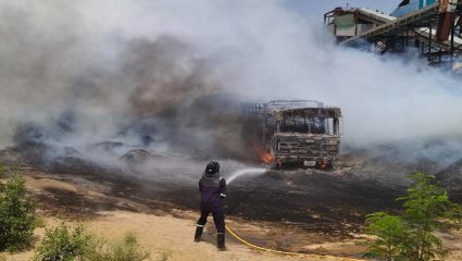 Patas Fire Incident : भीमा सहकारी साखर कारखान्याच्या बगॅसला भीषण आग; मालवाहतूक करणारा ट्रक जळून खाक