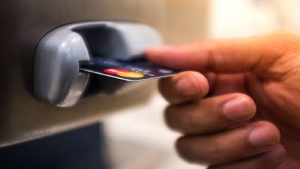 एटीएममध्ये मदतीच्या बहाण्याने फसवणूक; तक्रारदारांना वॉचमनला बोलवायला पाठविले अन्…