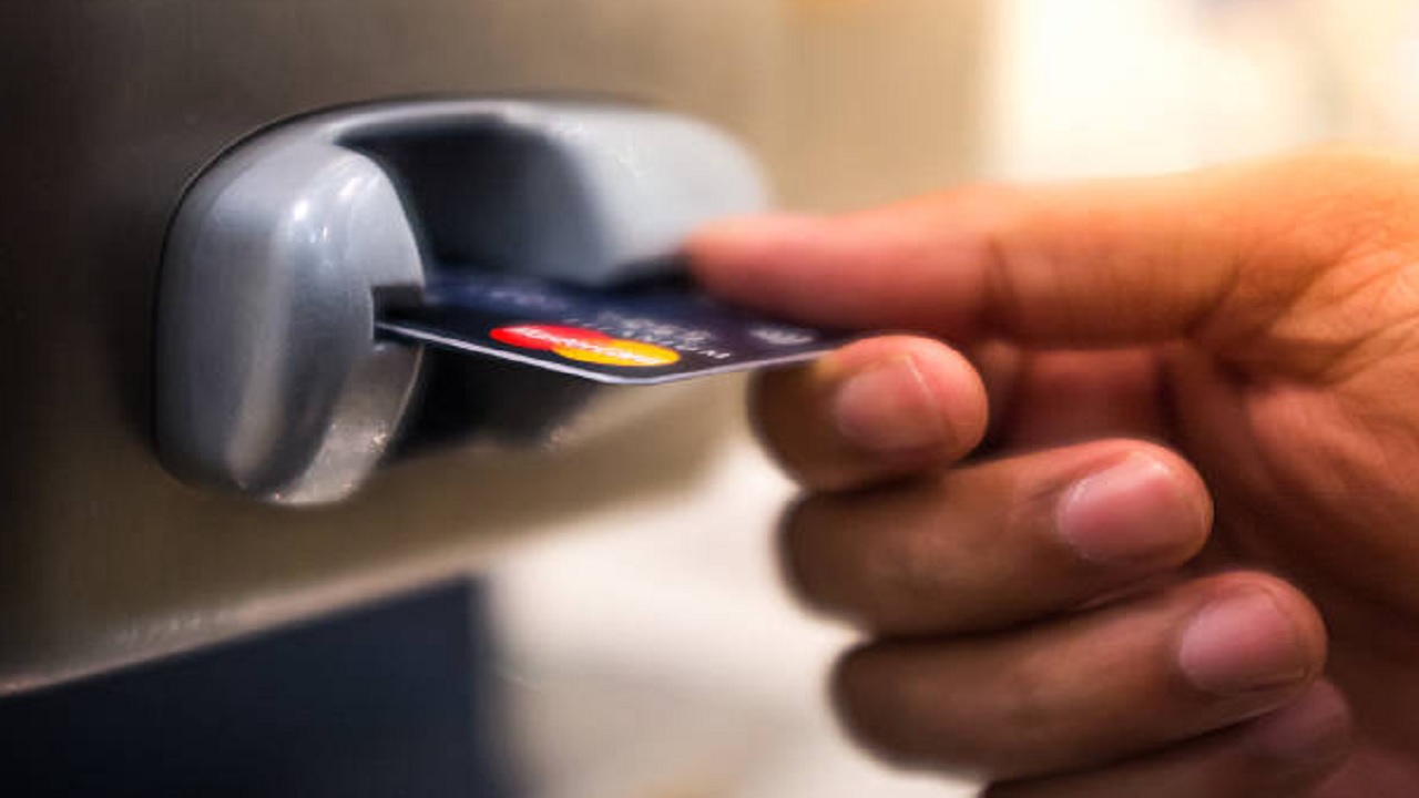 एटीएममध्ये मदतीच्या बहाण्याने फसवणूक; तक्रारदारांना वॉचमनला बोलवायला पाठविले अन्…