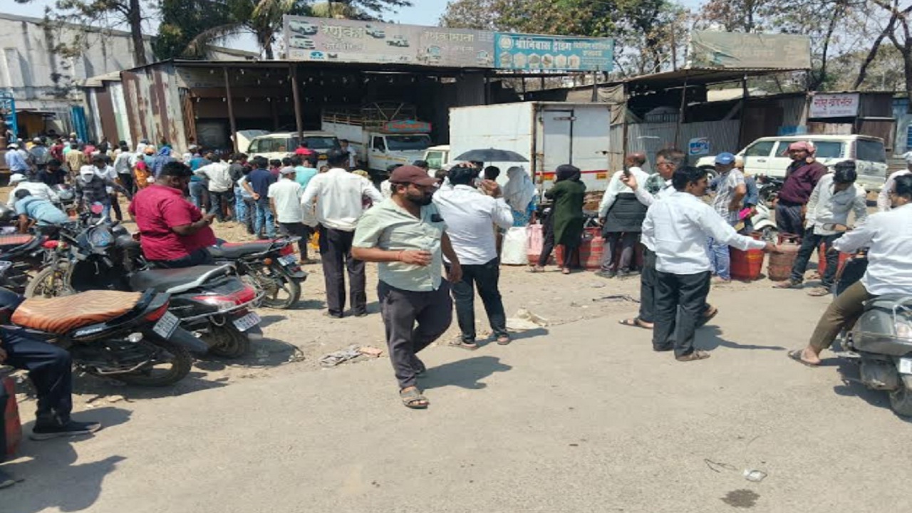 चाकणमध्ये भारत गॅस एजन्सीमोर गोंधळ; सिलिंडरचे दर वाढल्यामुळे नागरिक संतापले
