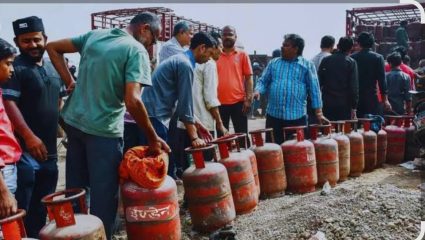 LPG Shortage : गँस सिलेंडरसाठी धावाधाव…! गँस सिलेंडरने जाग्या केल्या कोरोनातील आठवणी