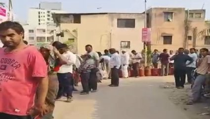 घरपोच सेवेचा दावा फोल? गॅस सिलेंडरसाठी एजन्सीसमोर नागरिकांच्या लांबलचक रांगा