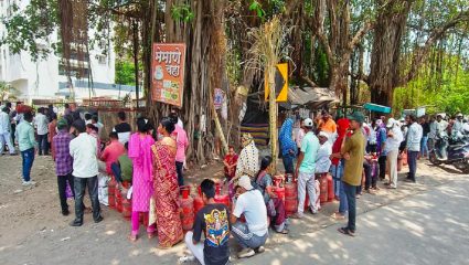 पुरंदर तालुक्यात गॅस वितरण व्यवस्थेचा बोजवारा, वशिलेबाजांना प्राधान्य; सामान्य नागरिक मात्र रांगेत उभा