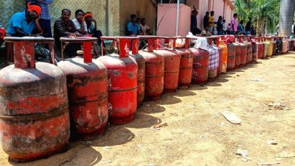 गॅस एजन्सीचालक मस्त, ग्राहक मात्र त्रस्त! भर उन्हात तासनतास रांगेत उभे राहून गॅस मिळविण्याची वेळ