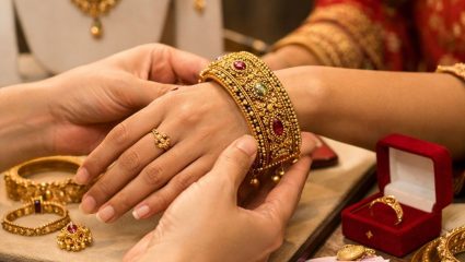 Todays Gold-Silver Price: सोन्याचे दर वाढले, चांदीच्या किंमती घसरल्या! तुमच्या शहरातील ताजे भाव जाणून घ्या