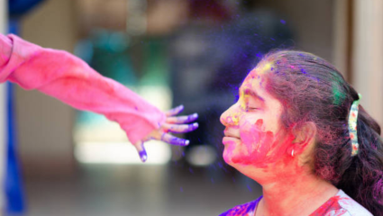 Holi 2026: रासायनिक रंगांपासून सावध! त्वचेवर रॅशेस, मुरुम आणि केसगळतीचा धोका