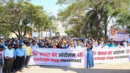 मुळा–मुठा नदीत कचरा टाकण्याविरोधात एल्गार; कचऱ्याच्या गाड्या अडवून विद्यार्थ्यांचे आंदोलन