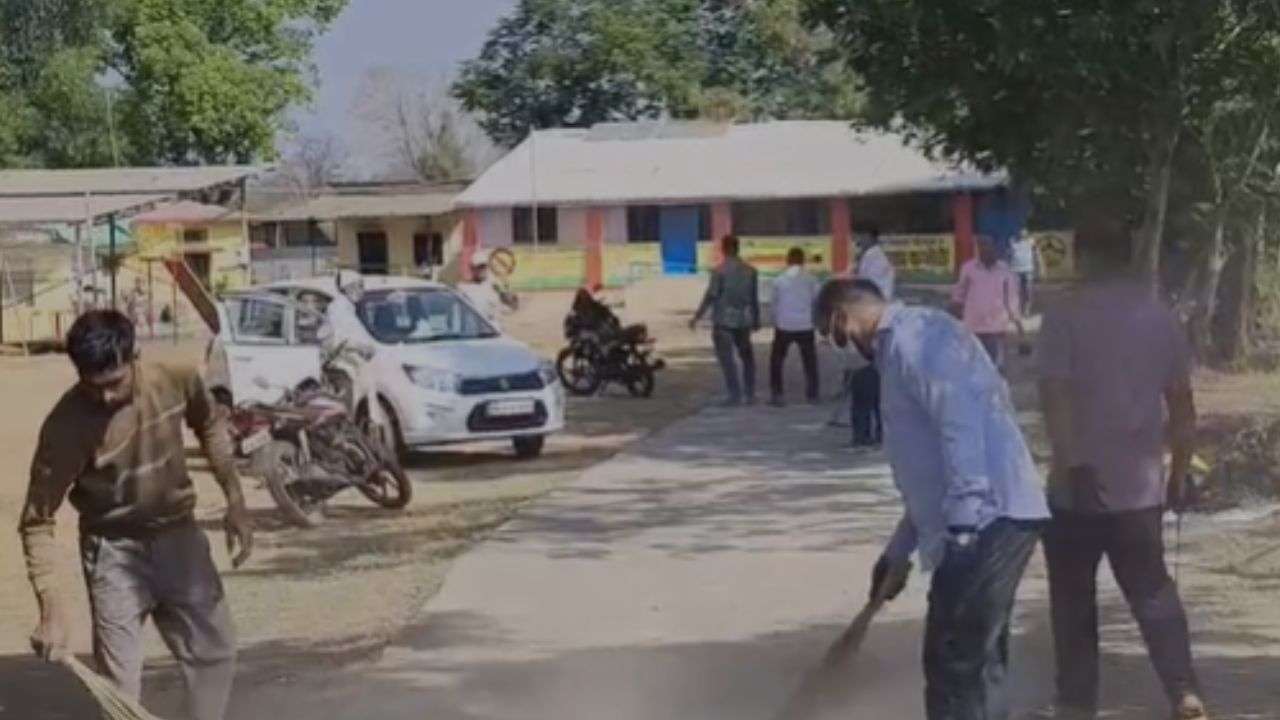 Karjat News : अखेर ‘स्वच्छता अभियान’ यशस्वी; गावकऱ्यांच्या श्रमदानाने तालुका झाला कचरा मुक्त