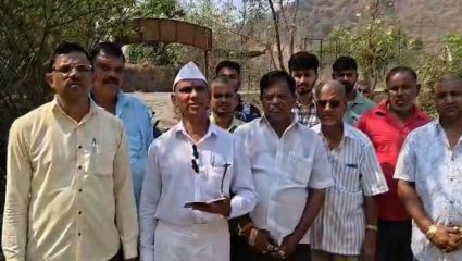 Karjat News : नव्या विकासकामामुळे रहिवाशांच्या घराला धोका; रेल्वे उड्डाण पुलाच्या विरोधात शेतकरी आक्रमक