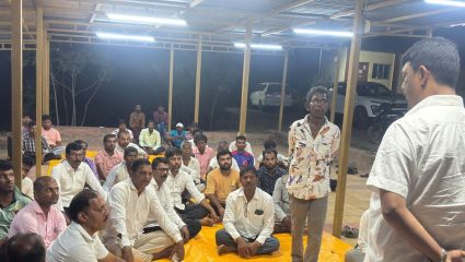 Karjat News : 204 कोटींची थकीत बिलं कधी देणारं? ; ठेकेदारांचं कार्यकारी अभियंता कार्यालयात ठिय्या आंदोलन