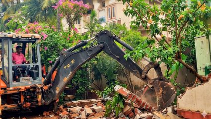 Sangali News : अनधिकृत बांधकामावर हातोडा; झेडपी कॉलनीत अतिक्रमणावर कारवाई