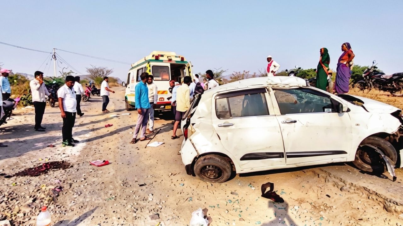 Satara News : रस्त्यांची दुरावस्था ठरतेय मृत्यूचं कारण; धुळदेव गावच्या हद्दीत Alto कारचा अपघात