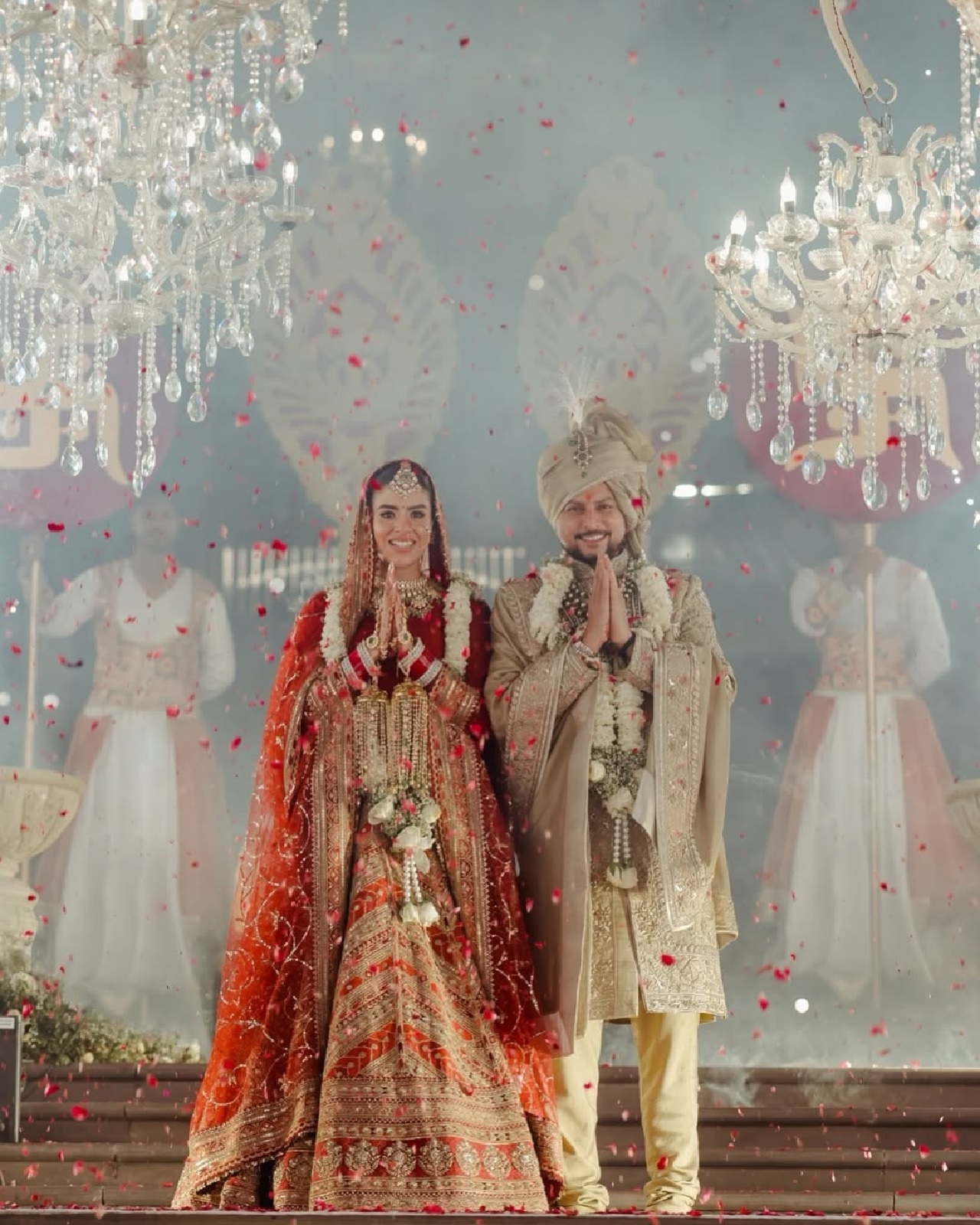 उत्तराखंडमधील मसूरी येथे झालेल्या लग्नानंतर, भारतीय क्रिकेट संघाचा चायनामन गोलंदाज कुलदीप यादव रविवारी डिफेन्स कॉलनीतील त्याच्या घरी पोहोचला. कुलदीप आणि वंशिकाचे रेड कार्पेटवर स्वागत करण्यात आले. फोटो सौजन्य - Instagram