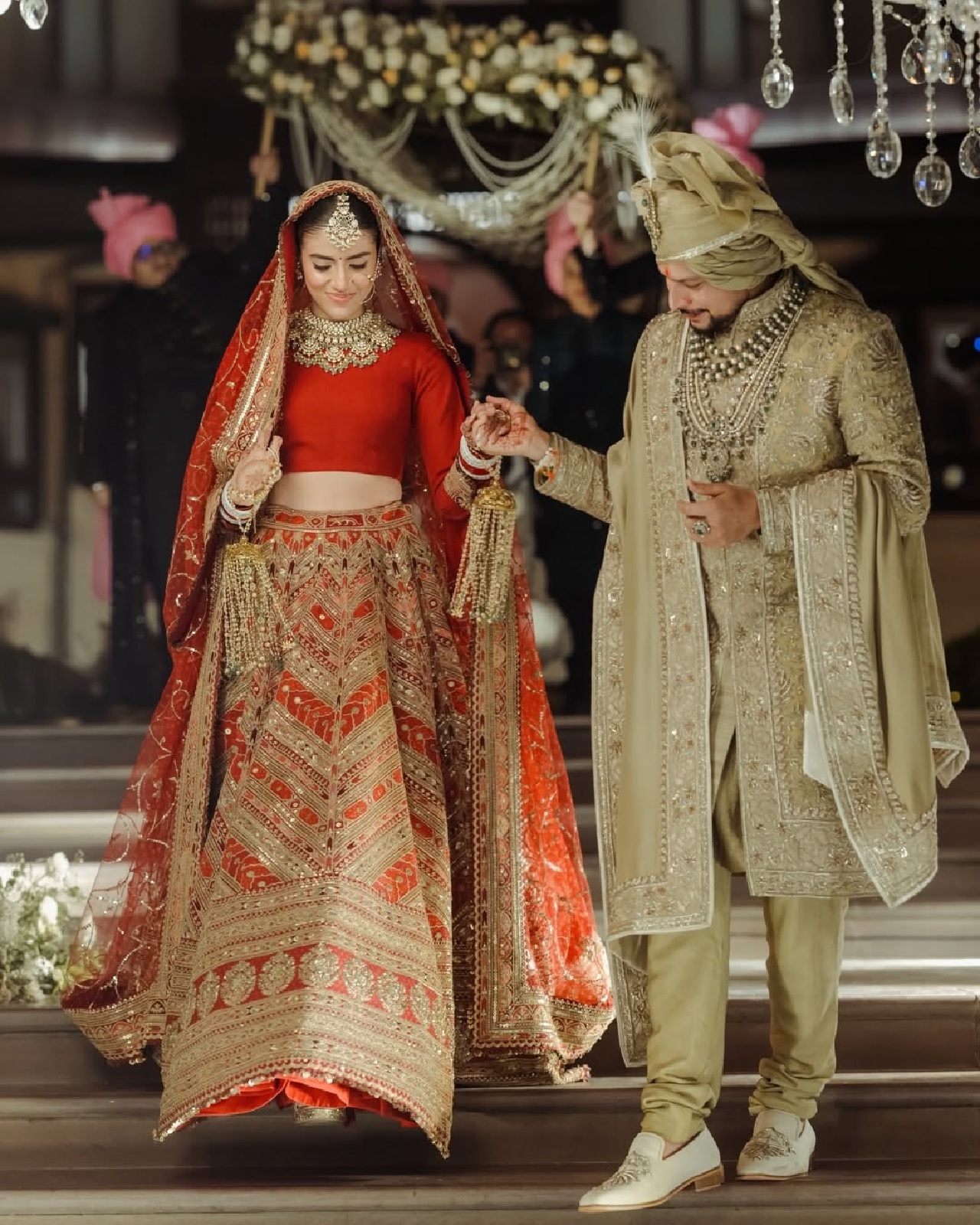 मसूरी येथील लग्न समारंभात बागेश्वर धामचे मुख्य पुजारी पंडित धीरेंद्र शास्त्री, क्रिकेटपटू रिंकू सिंग, भुवनेश्वर कुमार, तिलक वर्मा, युजवेंद्र चहल आणि इतर अनेक खेळाडू उपस्थित होते. फोटो सौजन्य - Instagram