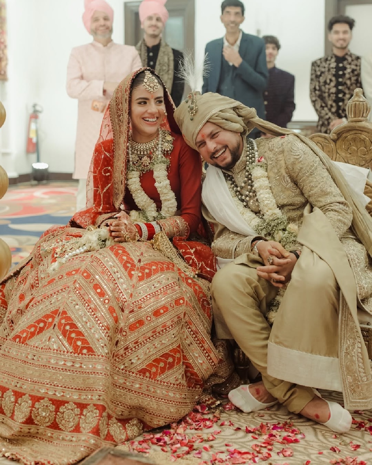 फुलांच्या वर्षाव आणि बँडच्या आवाजात कुलदीप पत्नी वंशिकासह घरात प्रवेश केला. १७ मार्च रोजी लखनौमधील हॉटेल सेंट्रम येथे होणाऱ्या स्वागत समारंभाची तयारी आता सुरू झाली आहे. चित्रपट सितारे आणि राजकारण्यांसह भारत आणि परदेशातील अनेक क्रिकेटपटू उपस्थित राहण्याची अपेक्षा आहे. फोटो सौजन्य - Instagram