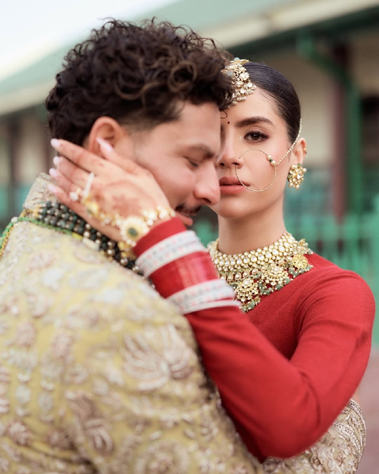 नवविवाहित जोडप्याच्या स्वागतासाठी डिफेन्स कॉलनीतील घर फुलांनी सजवण्यात आले आहे. १७ मार्च रोजी लखनौमध्ये होणाऱ्या रिसेप्शनला अनेक परदेशी क्रिकेटपटू देखील उपस्थित राहू शकतात असे वृत्त आहे. फोटो सौजन्य - Instagram