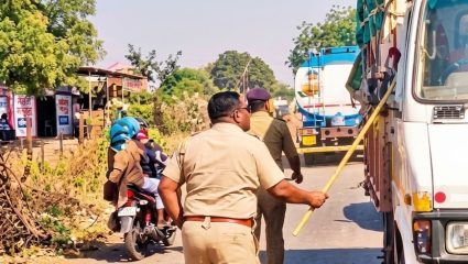 Ahilyanagar News: “माझ्या आईच्या पायावर जोरात काठी मारली!” मढीत वाहतूककोंडीमध्ये पोलिसांचा भाविकांना ‘प्रसाद’?