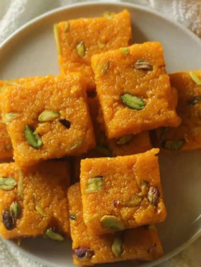 कमी साहित्य, जास्त चव: घरी बनवा गोडसर चवीची आंबा बर्फी 